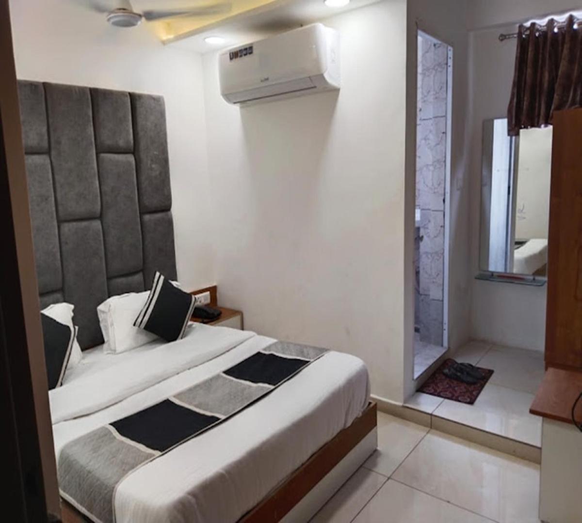 Galaxy Inn Hotel Ahmedabad Exterior foto