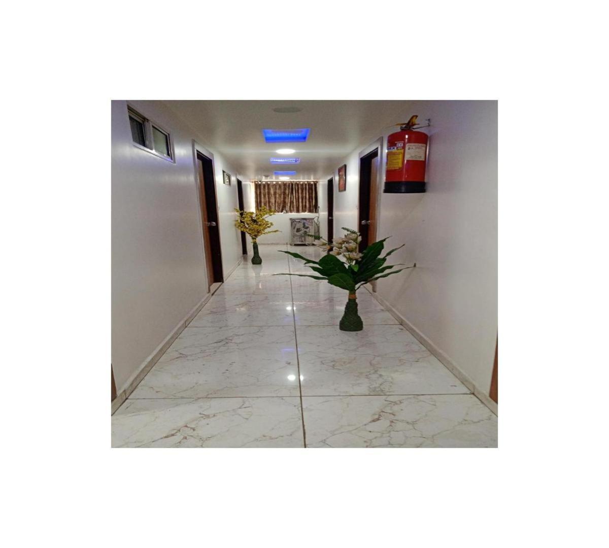 Galaxy Inn Hotel Ahmedabad Exterior foto